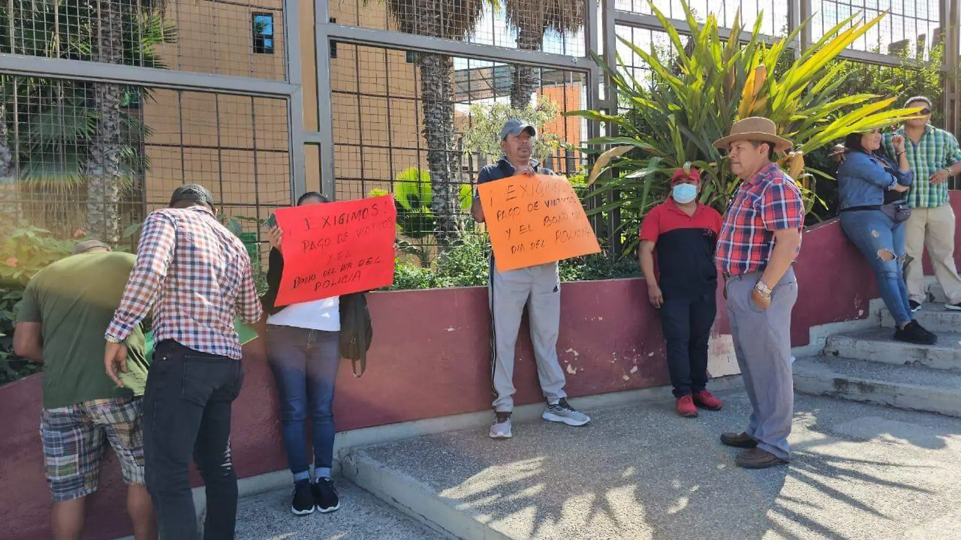 POLICIAS EXIGEN VIATICOS 